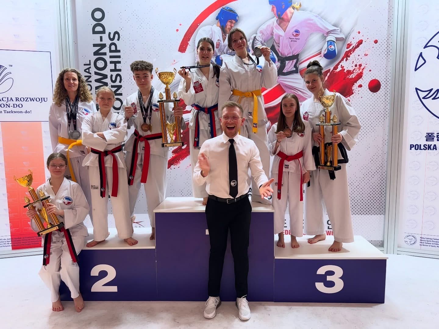 Zawodnicy klubu z pucharami na podium zawodów